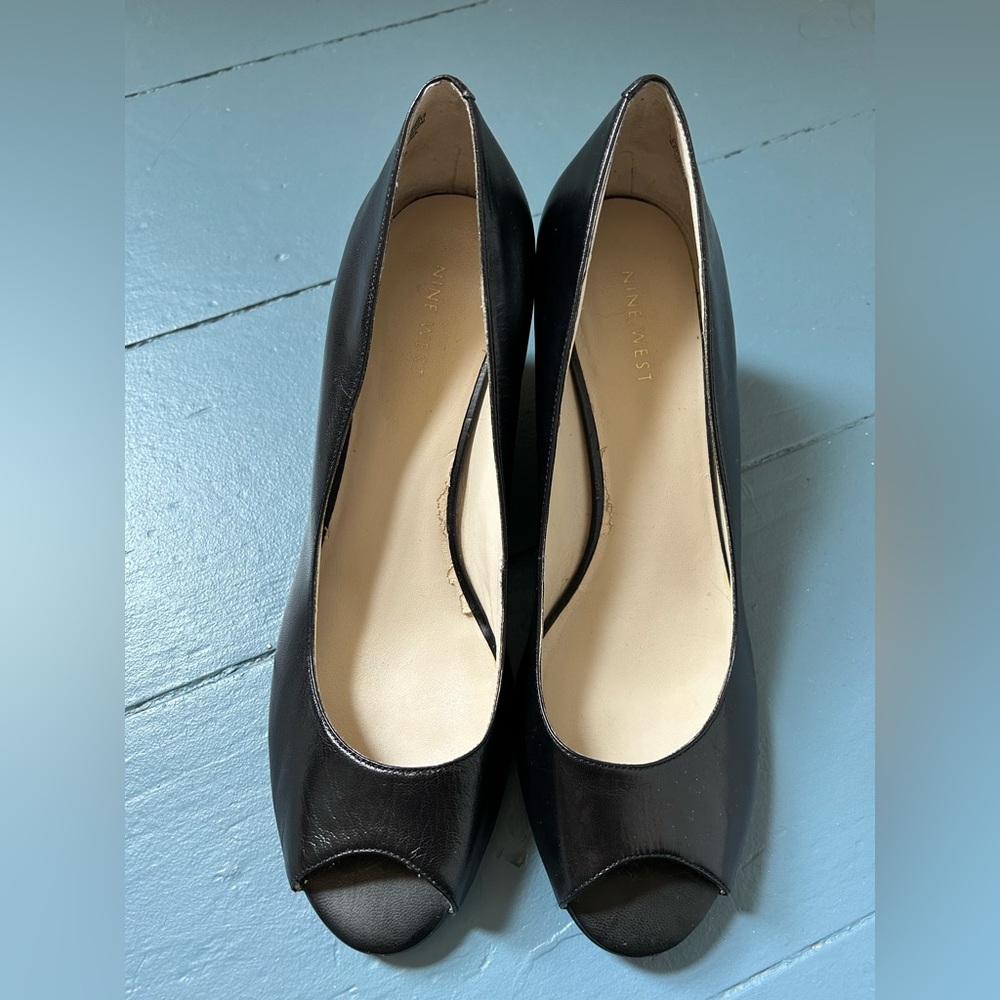 Classic Black Nine West wedge peep toe pump size 9.5